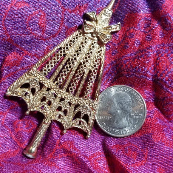 Vintage brooch umbrella Victorian Revival Style Parasol Pin gold tone filigree - Picture 10 of 10